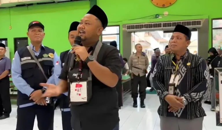 Fandi Akhmad Yani Bupati Gresik memberi wejangan untuk jamaah calon haji kloter 21 asal wilayahnya di Gedung Mina Asrama Haji Embarkasi Surabaya pada Rabu (7/5/2025). Foto: Antara