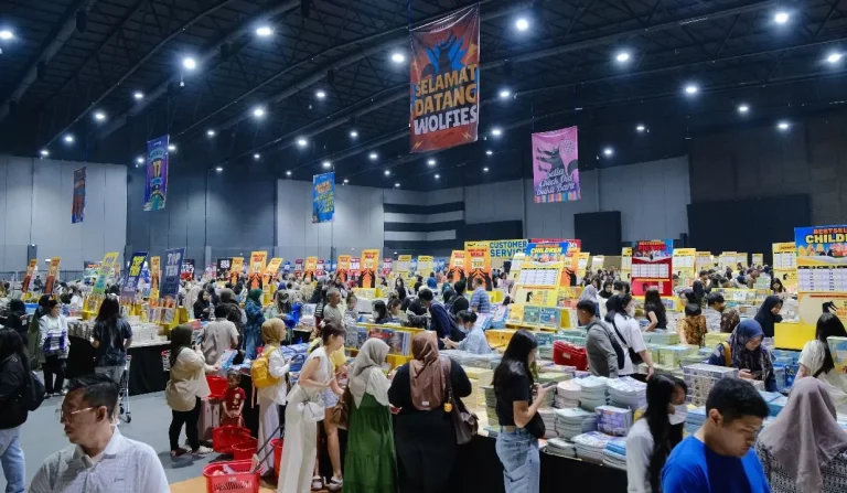 MISI LITERASI: Pengunjung memilih-milih buku di BBW Books Surabaya 2025 yang diadakan di Surabaya Convention Center, Pakuwon Mall - PTC. (ISTIMEWA)